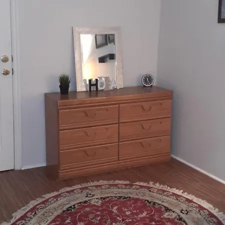 Downtown Retreat-Spacious Rooms With Shared Kitchen & Bath Toronto Room photo