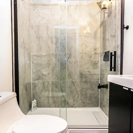 Downtown Retreat-Spacious Rooms With Shared Kitchen & Bath Toronto Exterior photo