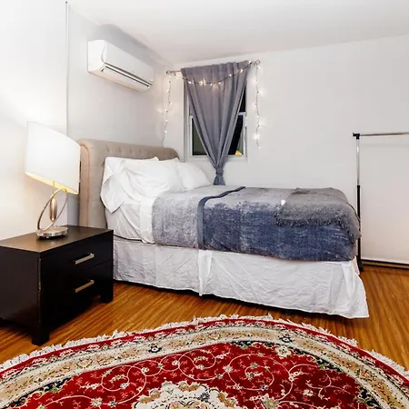 Downtown Retreat-Spacious Rooms With Shared Kitchen & Bath Toronto Room photo