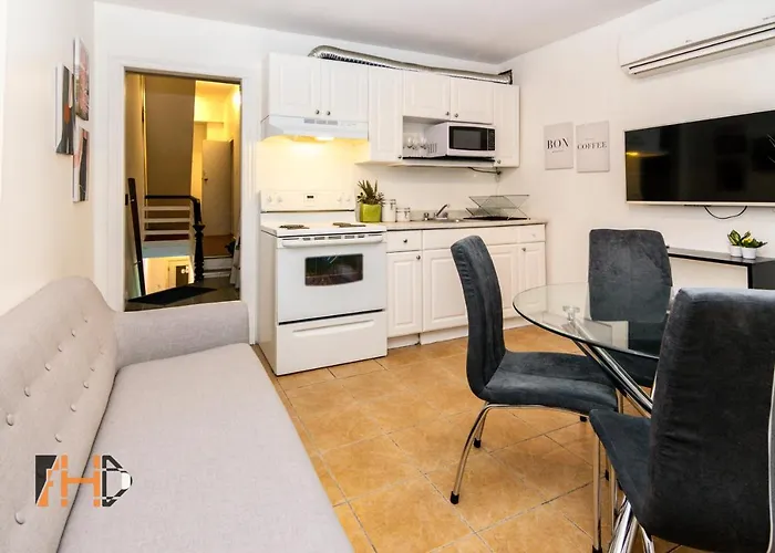 Downtown Retreat-Spacious Rooms With Shared Kitchen & Bath
