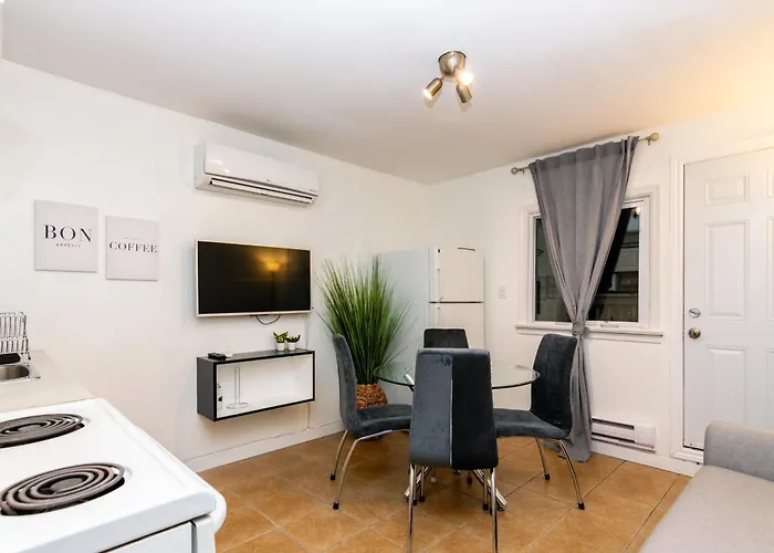 Downtown Retreat-Spacious Rooms With Shared Kitchen & Bath