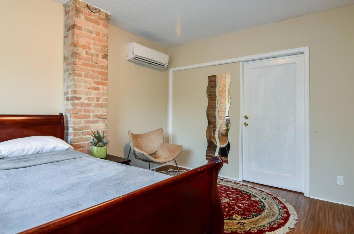 Downtown Retreat-spacious With Shared Kitchen & Bath Toronto