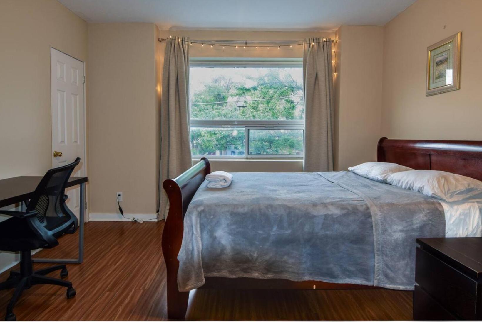 Apartment Downtown Retreat-spacious With Shared Kitchen & Bath *