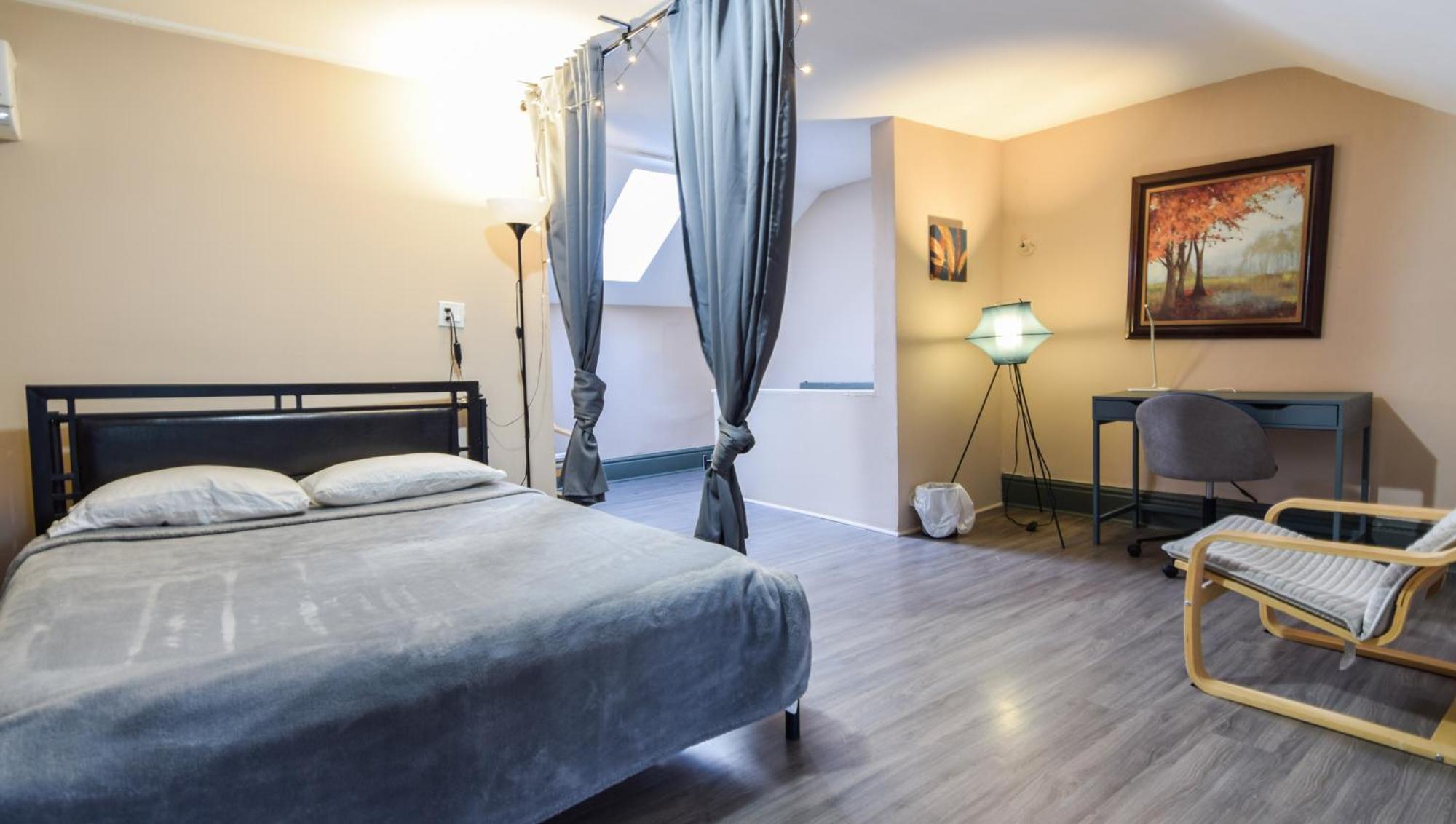 Downtown Retreat-spacious With Shared Kitchen & Bath Apartment