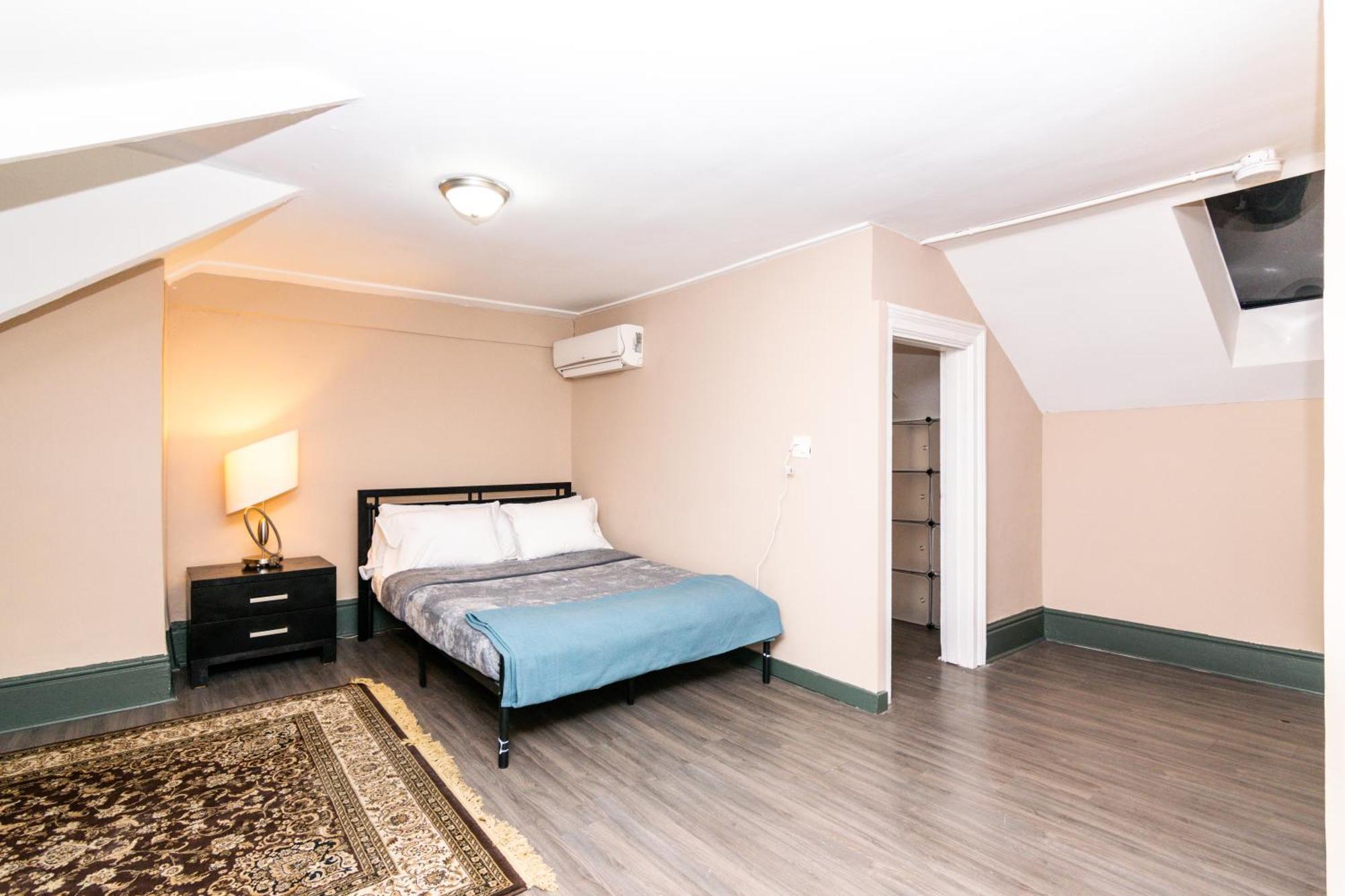 Downtown Retreat-spacious With Shared Kitchen & Bath *