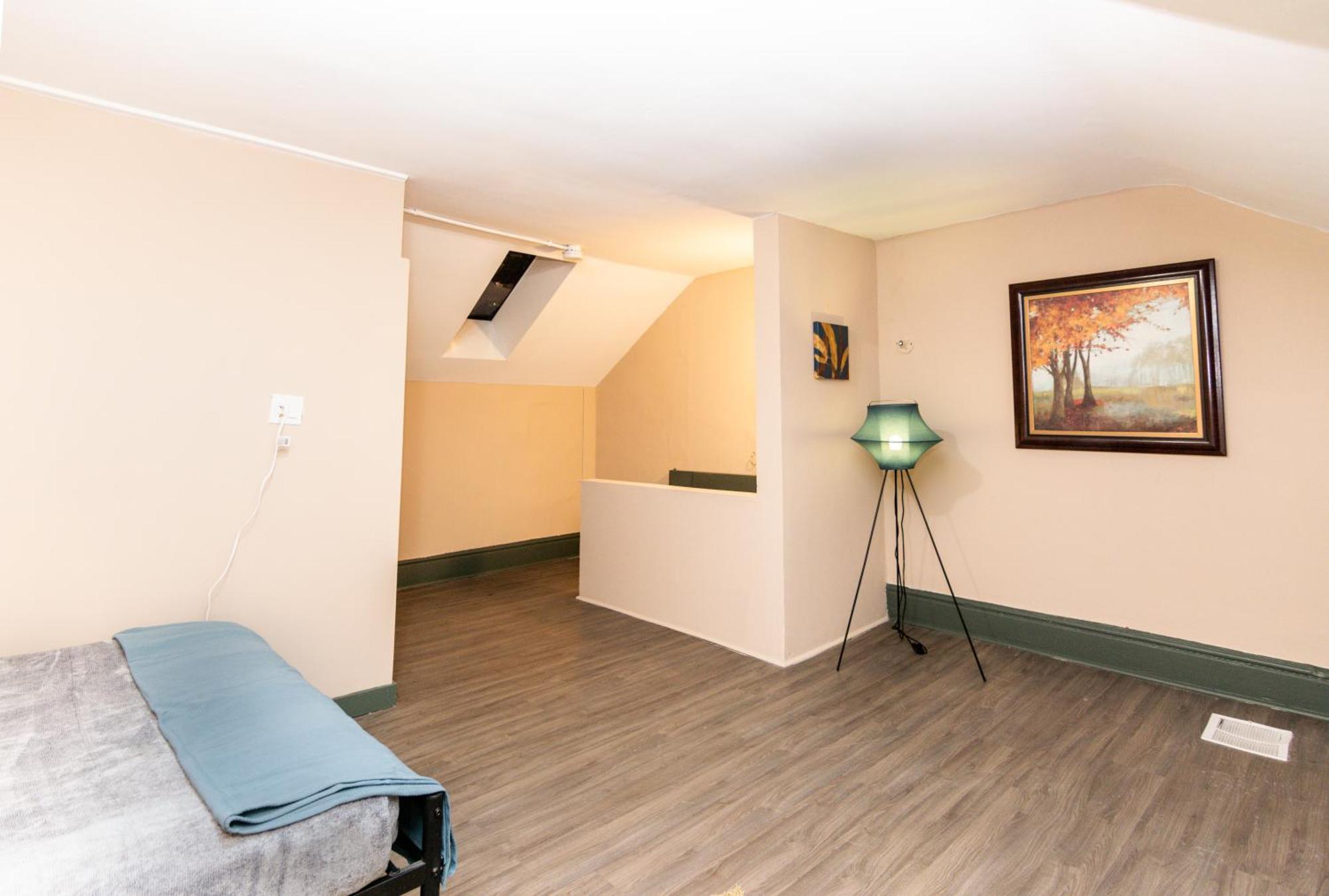 Downtown Retreat-spacious With Shared Kitchen & Bath