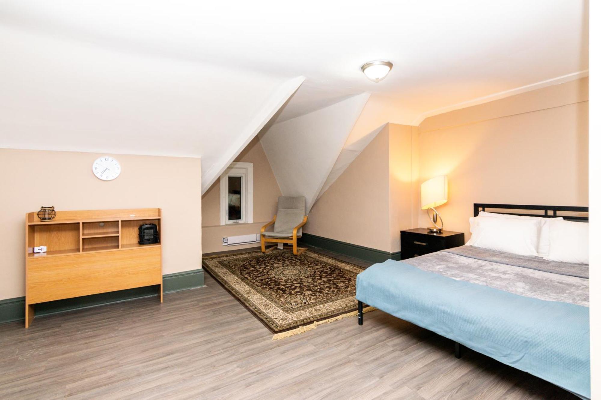 Apartment Downtown Retreat-spacious With Shared Kitchen & Bath