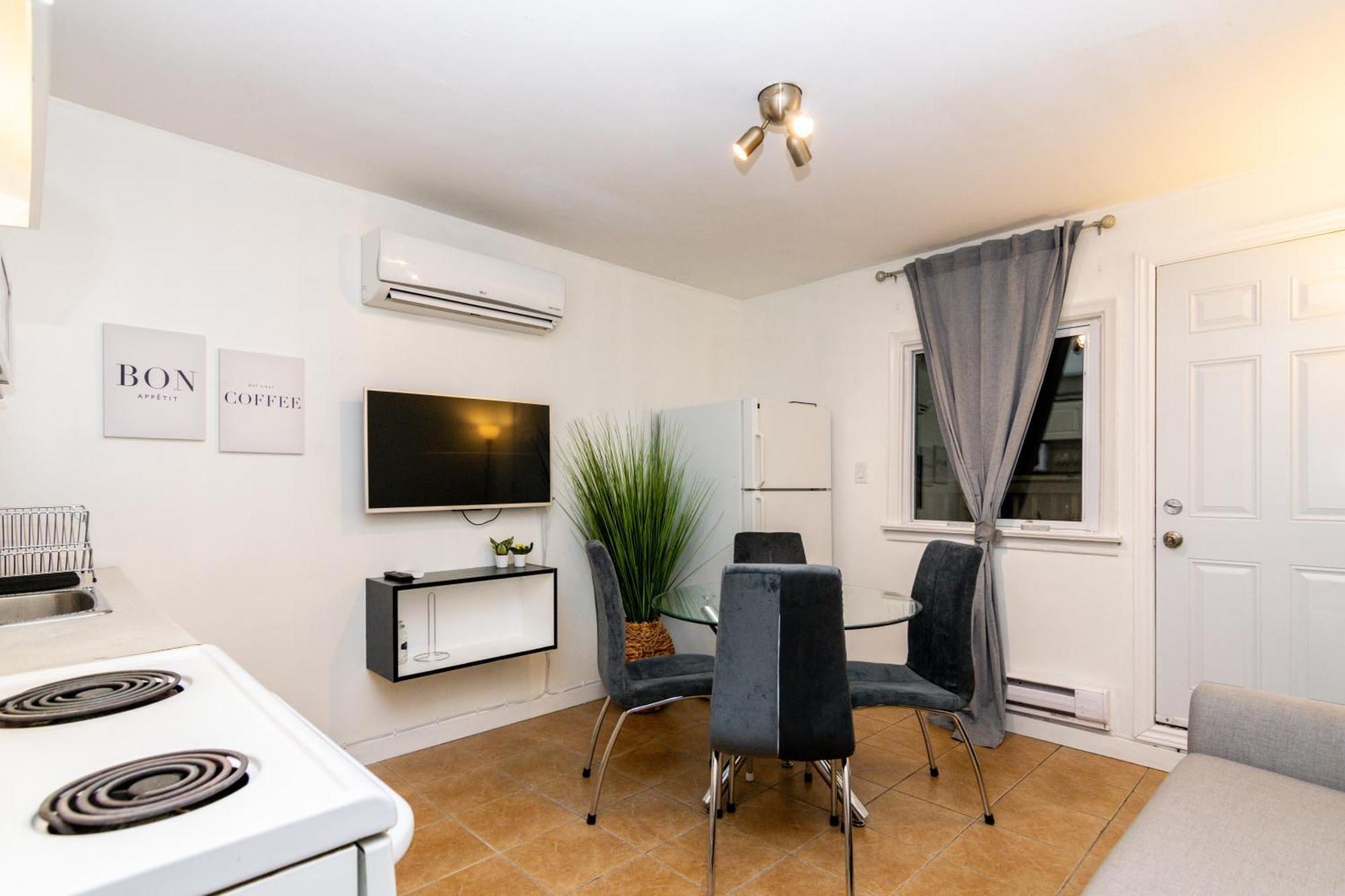 Apartment Downtown Retreat-spacious With Shared Kitchen & Bath Toronto