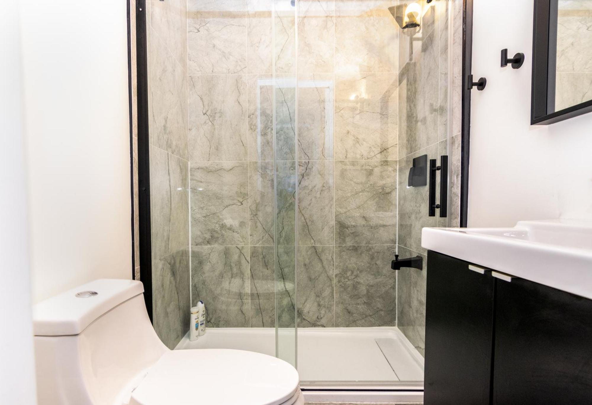 Downtown Retreat-spacious With Shared Kitchen & Bath *