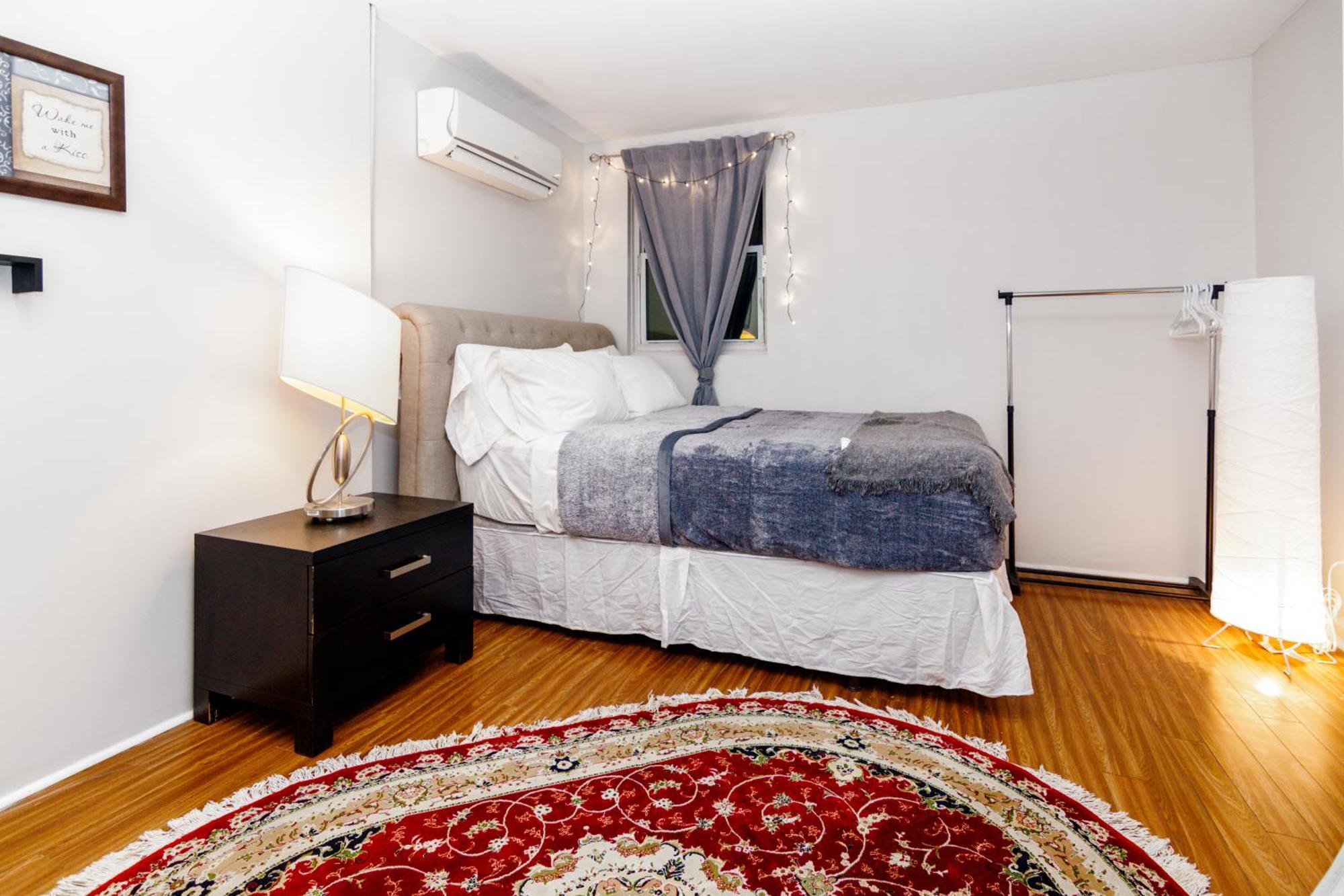 Downtown Retreat-spacious With Shared Kitchen & Bath Toronto