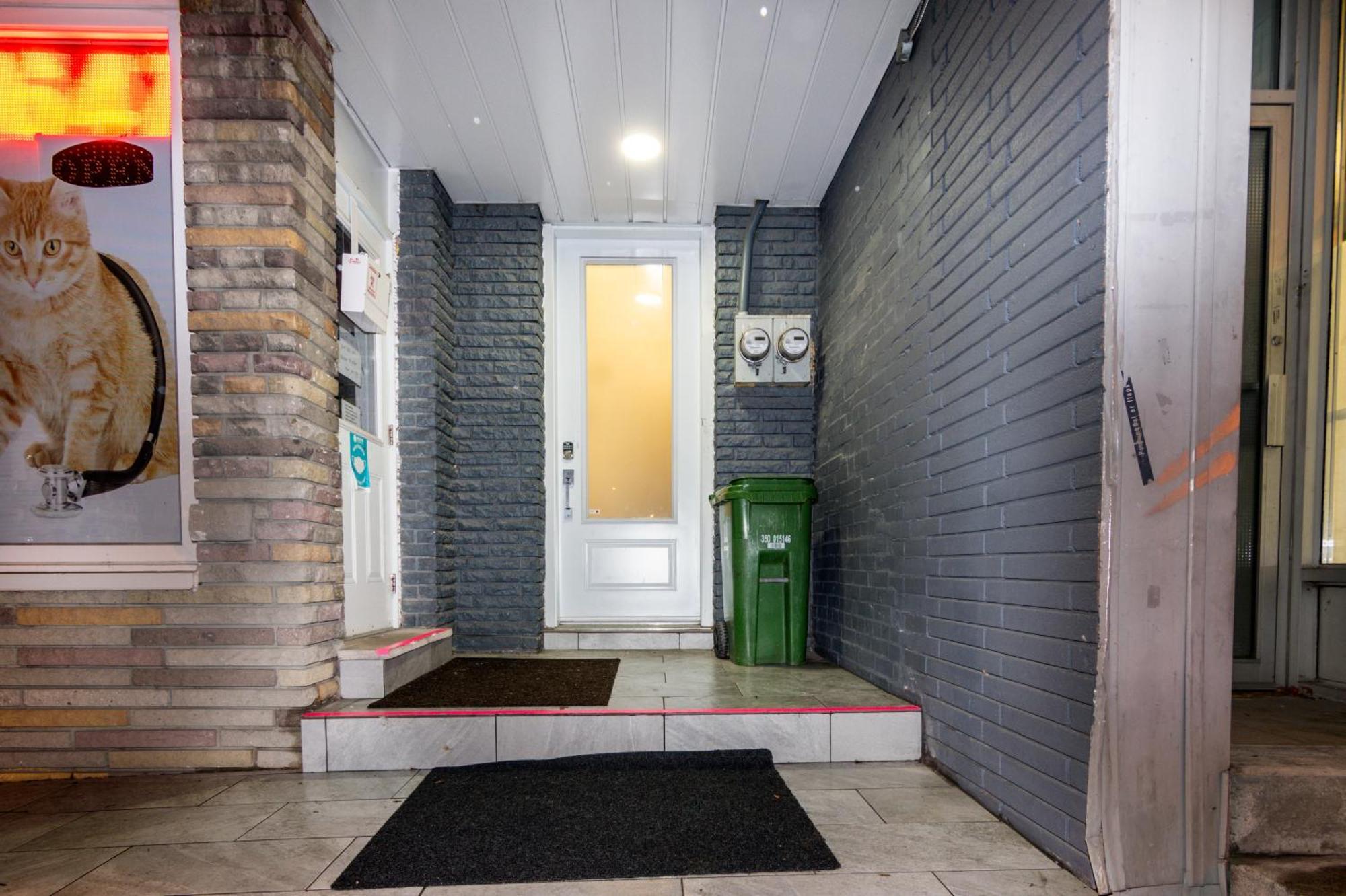 Downtown Retreat-spacious With Shared Kitchen & Bath Apartment *
